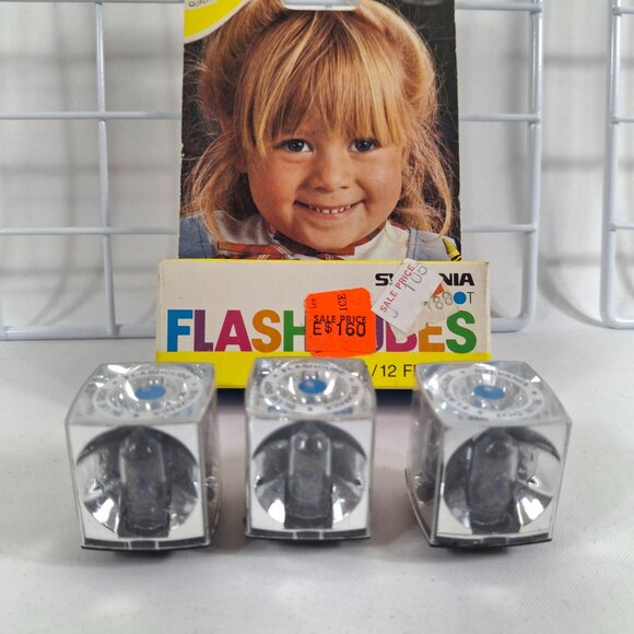 Vintage SYLVANIA Blue Dot Flash Cubes & Magicubes 9 Cubes/36 Flashes OriginalPkg - Picture 3 of 13